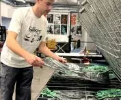 „Od porcelany do serigrafii”. Wystawa grafik studentek i studentów wzornictwa Uniwersytetu SWPS na Zamku Królewskim w Warszawie