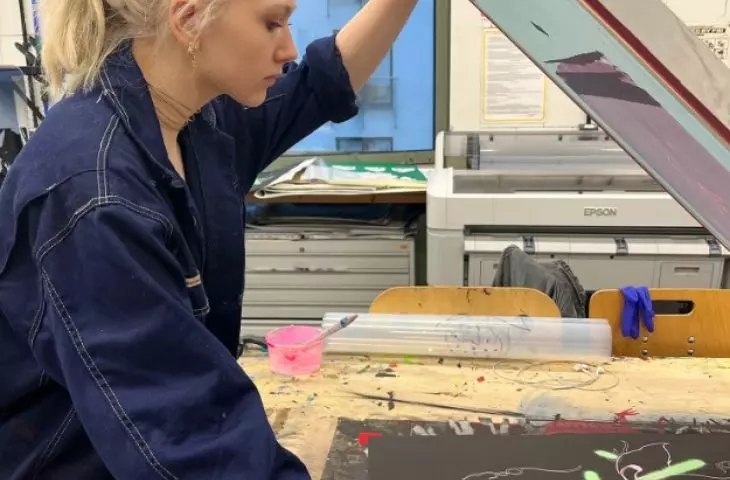 „Od porcelany do serigrafii”. Wystawa grafik studentek i studentów wzornictwa Uniwersytetu SWPS na Zamku Królewskim w Warszawie
