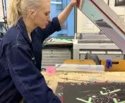 „Od porcelany do serigrafii”. Wystawa grafik studentek i studentów wzornictwa Uniwersytetu SWPS na Zamku Królewskim w Warszawie