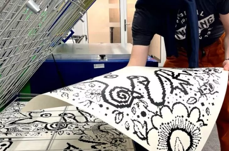 „Od porcelany do serigrafii”. Wystawa grafik studentek i studentów wzornictwa Uniwersytetu SWPS na Zamku Królewskim w Warszawie
