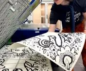 „Od porcelany do serigrafii”. Wystawa grafik studentek i studentów wzornictwa Uniwersytetu SWPS na Zamku Królewskim w Warszawie