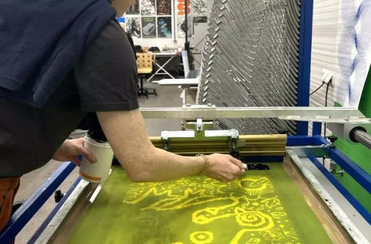 „Od porcelany do serigrafii”. Wystawa grafik studentek i studentów wzornictwa Uniwersytetu SWPS na Zamku Królewskim w Warszawie