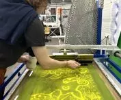 „Od porcelany do serigrafii”. Wystawa grafik studentek i studentów wzornictwa Uniwersytetu SWPS na Zamku Królewskim w Warszawie