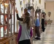 „Od porcelany do serigrafii”. Wystawa grafik studentek i studentów wzornictwa Uniwersytetu SWPS na Zamku Królewskim w Warszawie