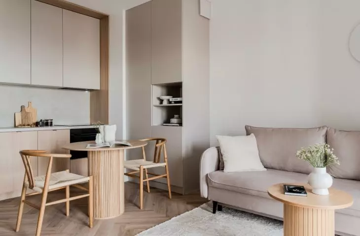 More than 2-meter-long sofa, the rhythm of the lamellas and natural light create a relaxing space