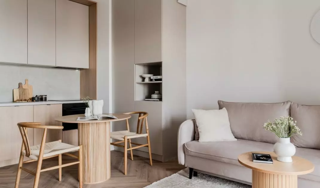 Ponad 2-metrowa sofa, rytm lameli i naturalne światło tworzą przestrzeń relaksu