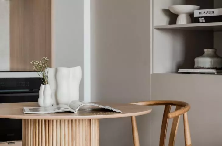 The dining room is dominated by light wood, plaids and soft cashmere 