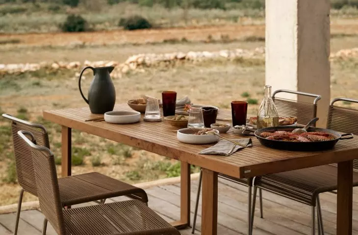 Natural materials and colors in garden arrangements are a hit this season