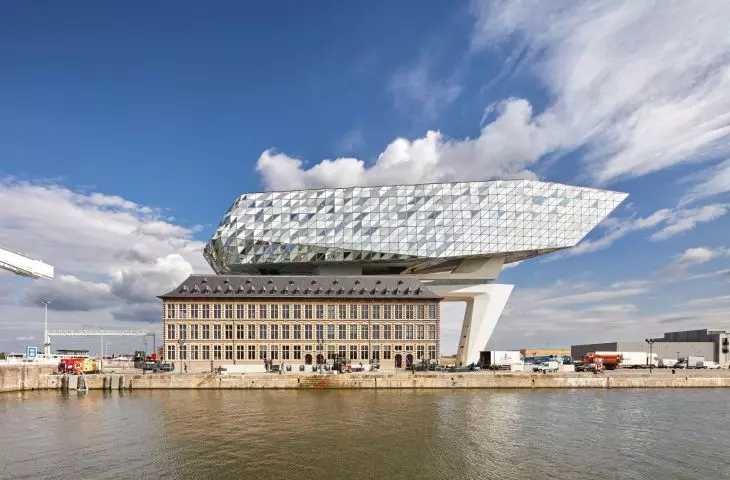 Widok na Port House z perspektywy nabrzeża – integracja historycznej strażnicy i nowoczesnej szklanej nadbudowy