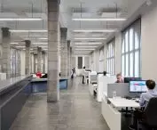 Przestrzenie biurowe wewnątrz w brutalistycznym charakterze 