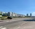 Teren po dawnym lotnisku. W tle - dwie wieże wzniesione już przez firmę Spravia