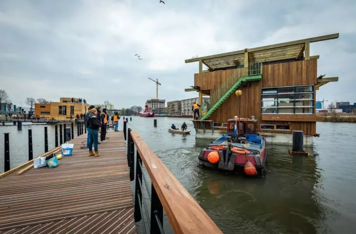 Pływające osiedla — Schoonschip w Amsterdamie pomysłu Space & Matter — jedna z „szalup” zwodowanej mieszkaniówki