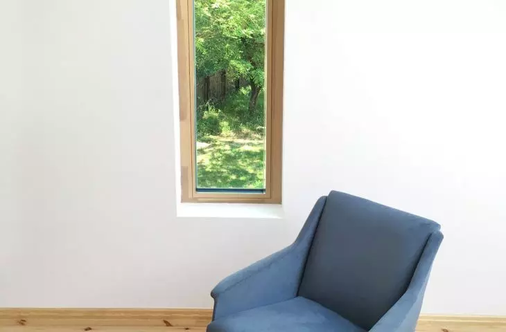 Pokoje na piętrze są jasne i przytulne