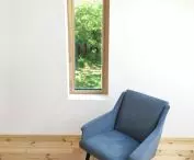 Pokoje na piętrze są jasne i przytulne
