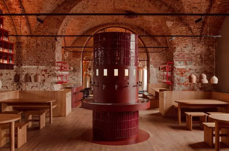 Taproom, czyli bar w jednym z budynków zabytkowego browaru, zaaranżowany został w przekrytej kolebkowym sklepieniem przestrzeni