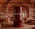 Taproom, czyli bar w jednym z budynków zabytkowego browaru, zaaranżowany został w przekrytej kolebkowym sklepieniem przestrzeni