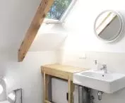 Łazienka z widokiem na drzewa