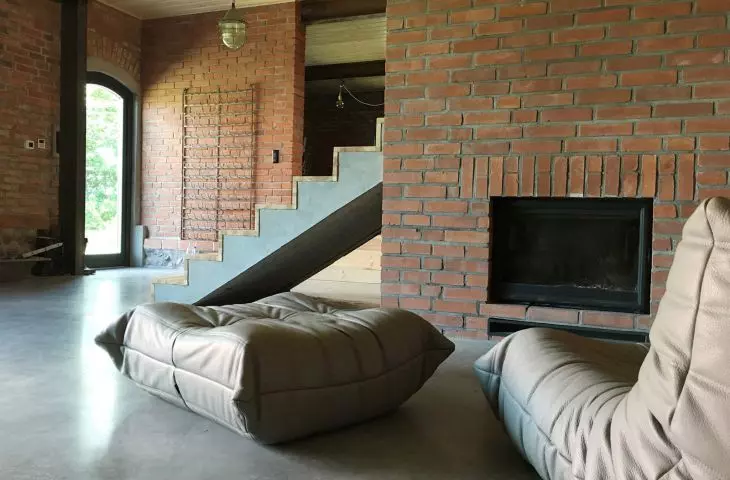 Zabudowany kominek w salonie
