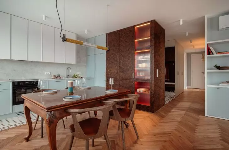 Centrally hung lamp with raw industrial character with clear and amber glass adds originality to the interior