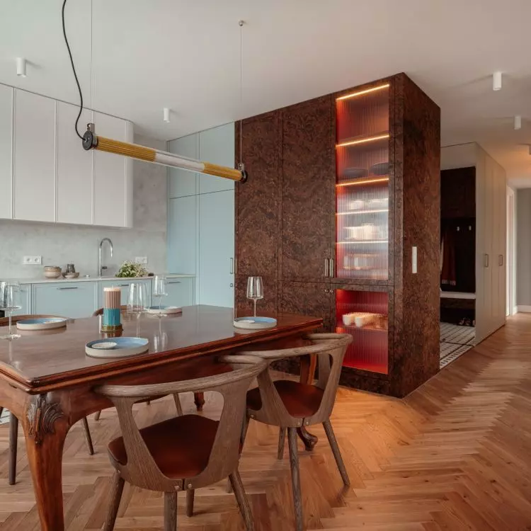 Centrally hung lamp with raw industrial character with clear and amber glass adds originality to the interior