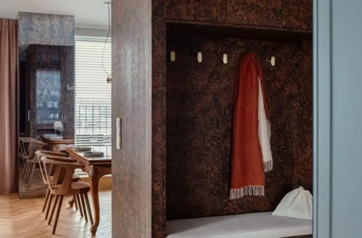 In the hallway appeared a spacious closet made of veneer chechotte, which not only hides clothes, but also divides the space