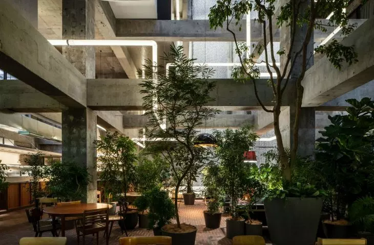 Architekci usunęli niemal wszystkie ściany i stropy wewnętrzne, tworząc ogromne, wielopoziomowe atrium