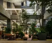 Architekci usunęli niemal wszystkie ściany i stropy wewnętrzne, tworząc ogromne, wielopoziomowe atrium