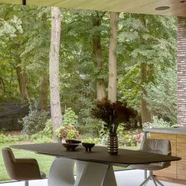 The residence in Konstancin is distinguished by monumental glazing, reaching up to 11 meters in length