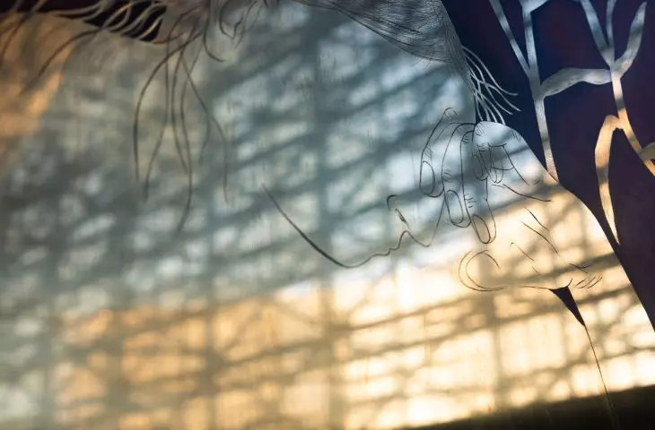 „Underneath the Hard Ground, Soft Ground”, instalacja Alicji Białej