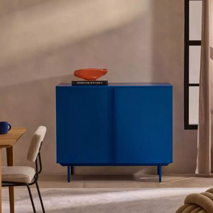 Bold color as the heart of the arrangement - this is what contemporary minimalism looks like.