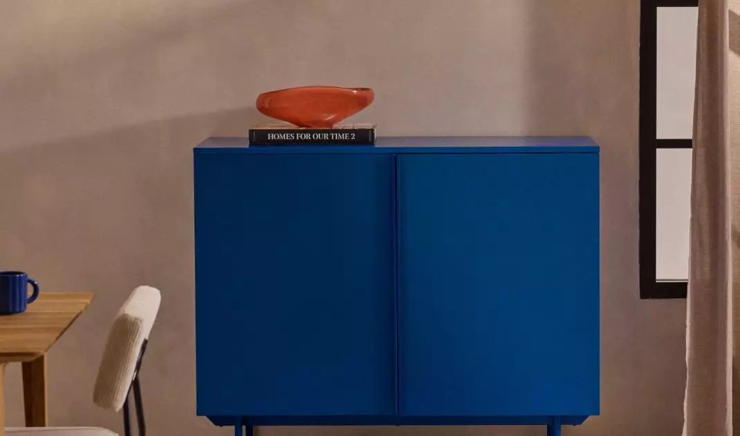 Bold color as the heart of the arrangement - this is what contemporary minimalism looks like.