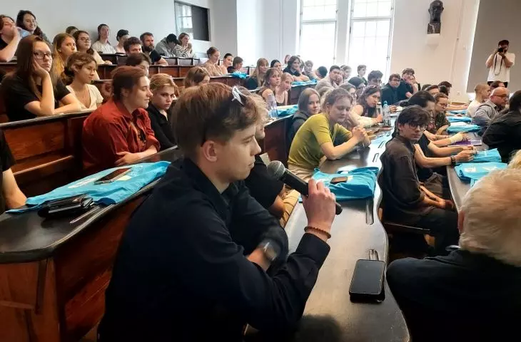student Politechniki Warszawskiej podczas dyskusji