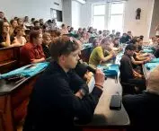 student Politechniki Warszawskiej podczas dyskusji