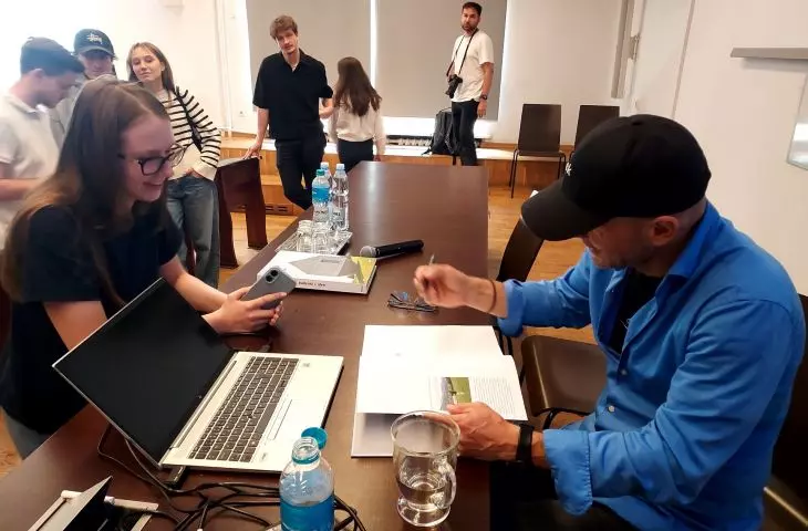 Robert Konieczny podpisuje swoją książkę na Politechnice Warszawskiej
