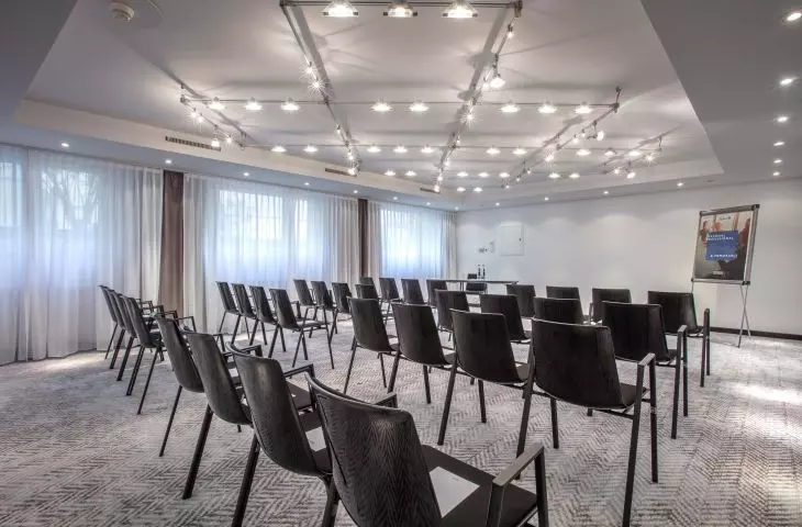 dobrze oświetlona sala konferencyjna