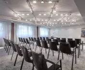 dobrze oświetlona sala konferencyjna