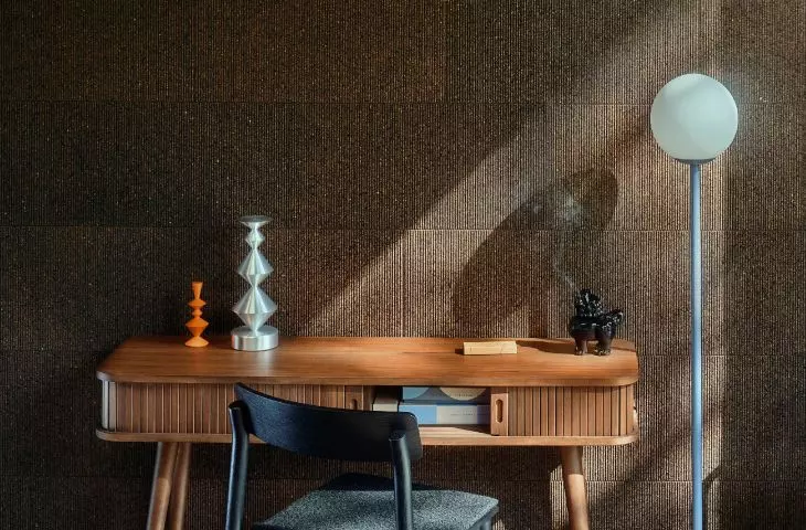 on the walls are panels made of natural cork of different shades and textures (called 3D Tatami)