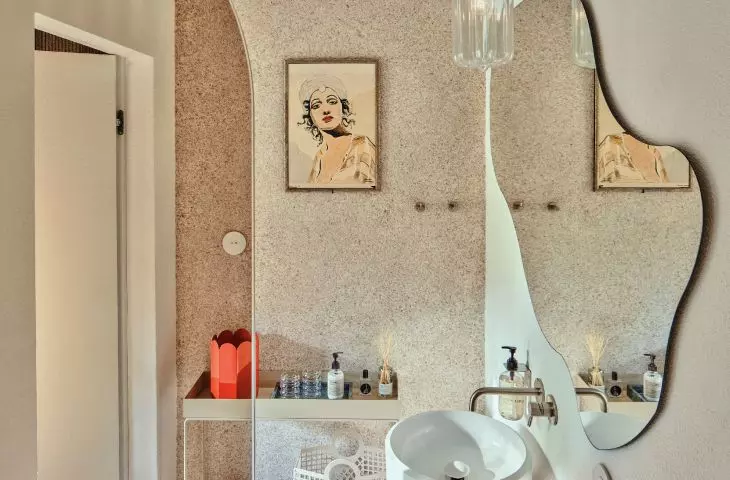 The painting painted by Rafal's grandfather is placed on a wall covered with Japanese cotton plaster
