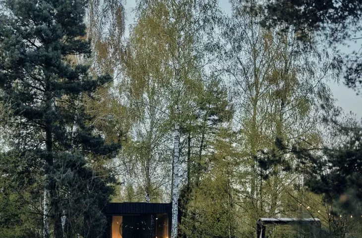 domek położony jest w sąsiedztwie lasu i pola kukurydzy 