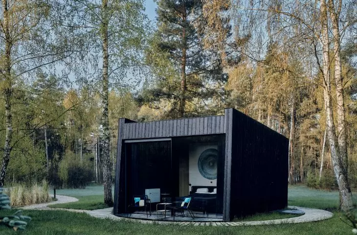 In order for the house to rotate, it had to be lightweight, so the creators relied on a structure made of wooden I-beams