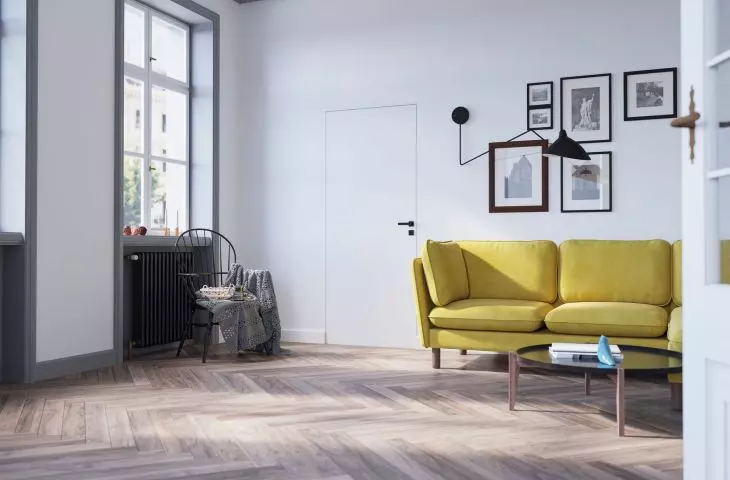 The Sara Pro concealed door in white matte is almost invisible against the white wall, creating an orderly space.
