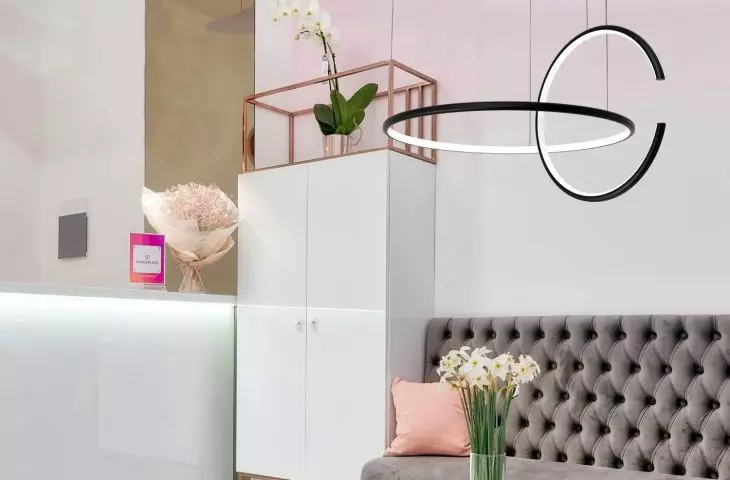  Lampa LED Celestial No.2 w matowej czerni nad stolikiem kawowym w eleganckim wnętrzu