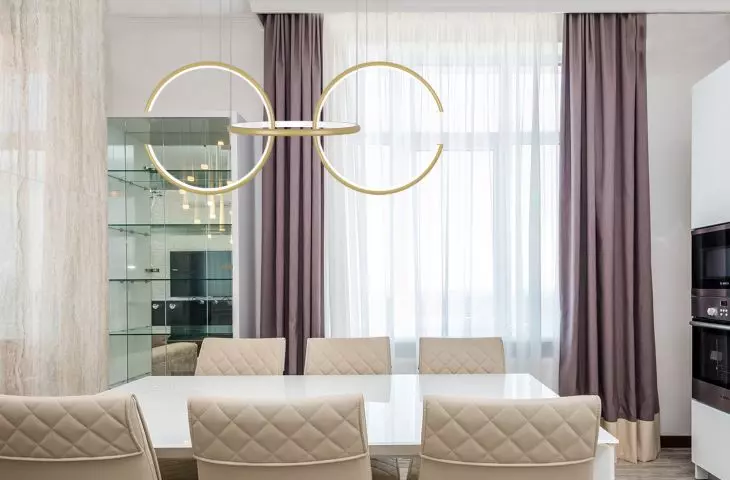 Led Celestila złota lampa nad stołem