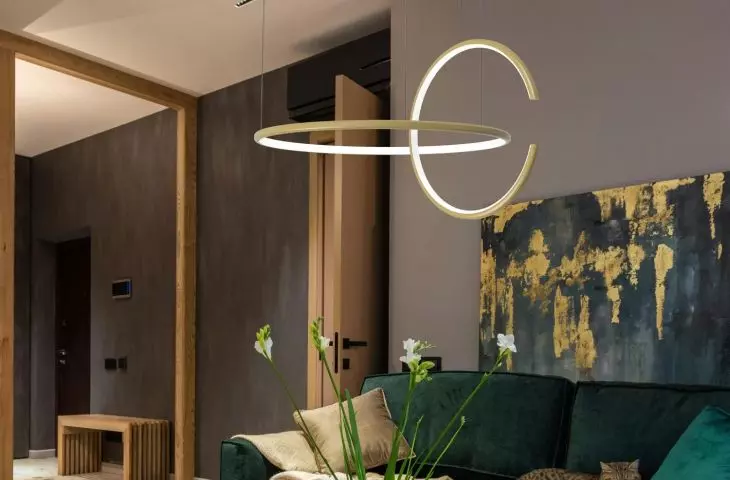 Złota Celestial No.2 w roli centralnego oświetlenia w nastrojowym, nowoczesnym salonie