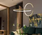 Złota Celestial No.2 w roli centralnego oświetlenia w nastrojowym, nowoczesnym salonie