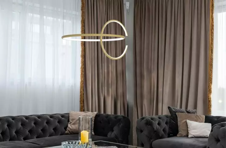 Złota lampa Celestial No.2 podkreślająca elegancję przestrzeni wypoczynkowej