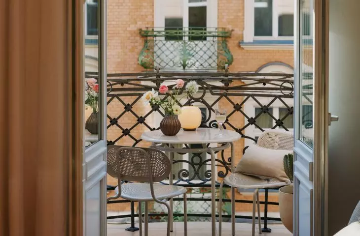 Wybierając poduszki na balkon, warto sprawdzić, czy mają zdejmowane, odporne na warunki atmosferyczne pokrowce – ułatwia to ich czyszczenie