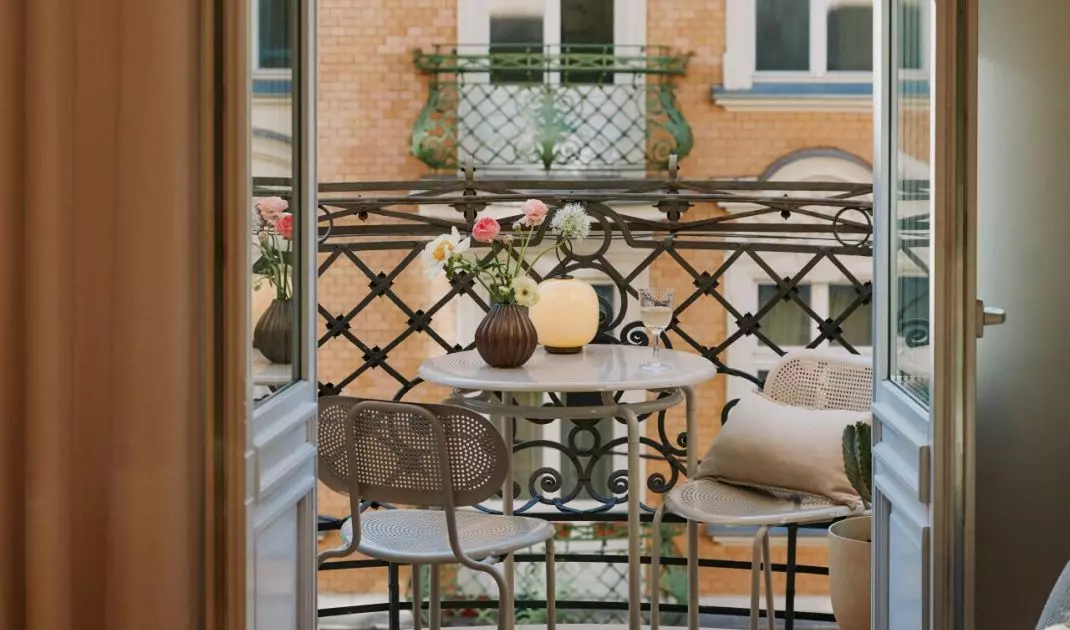 Wybierając poduszki na balkon, warto sprawdzić, czy mają zdejmowane, odporne na warunki atmosferyczne pokrowce – ułatwia to ich czyszczenie
