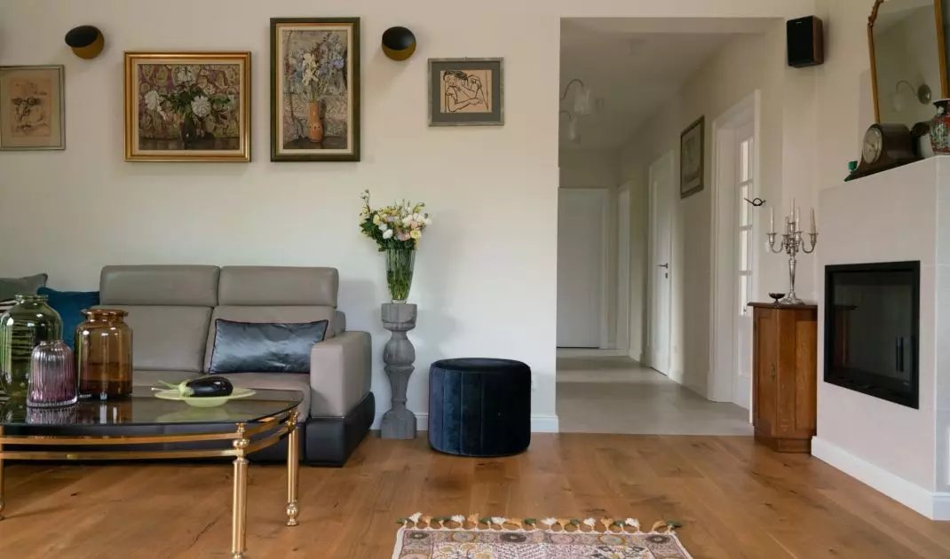 The living room arrangement was inspired by two oil paintings by Tarnów painter Stanislaw Westwalewicz