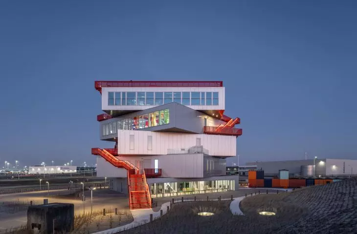 Portlantis tourism and exhibition center in Rotterdam